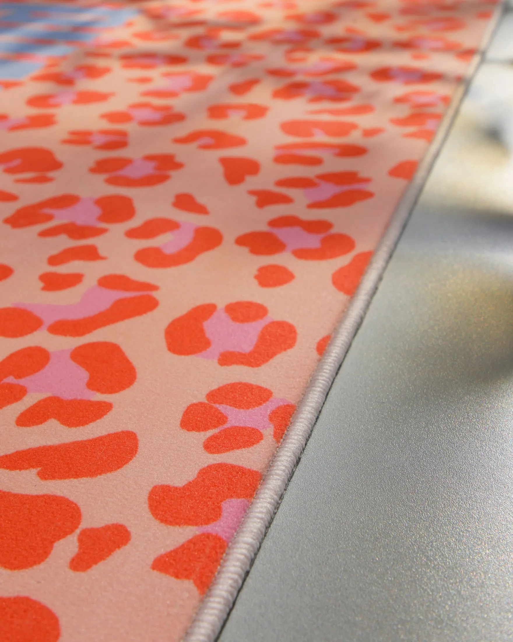 Badteppich mit buntem Leo Print "WetAndWild" WECONhome