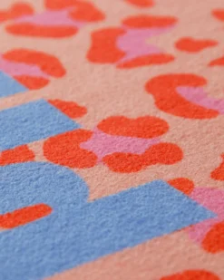 Badteppich mit buntem Leo Print