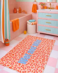 Badteppich mit buntem Leo Print
