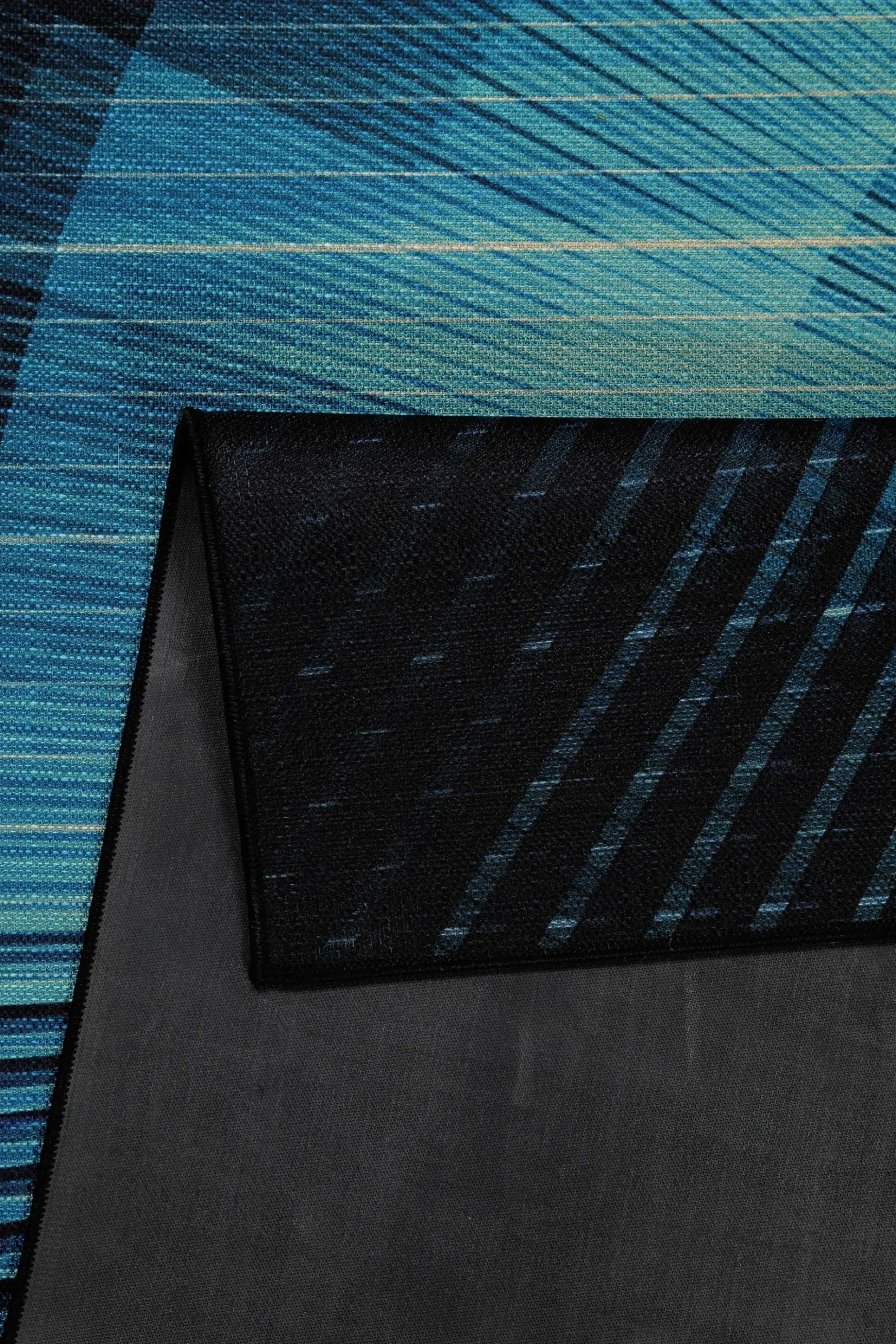 Gewebter Gamerteppich bedruckt Blau Schwarz "Cyber Swirl" WECONhome