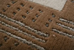 Handgeknüpfter Tibeter Teppich in beige mit Retro Bordüre – Neuwertig