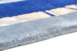 Handgeknüpfter Tibeter Teppich in blau mit Retro-Bordüre – Neuwertig