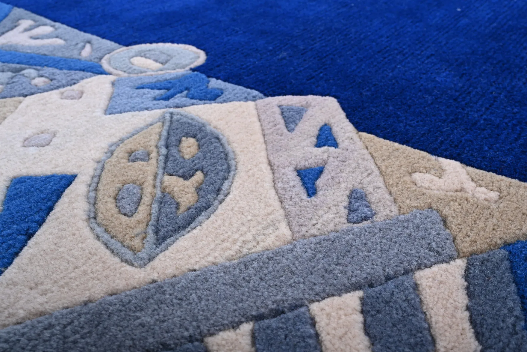 Handgeknüpfter Tibeter Teppich in blau mit Retro-Bordüre – Neuwertig