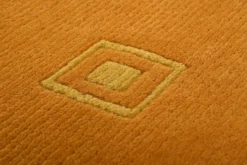 Handgeknüpfter tibeter Teppich in gold gelb mit Retro Bordüre – Neuwertig