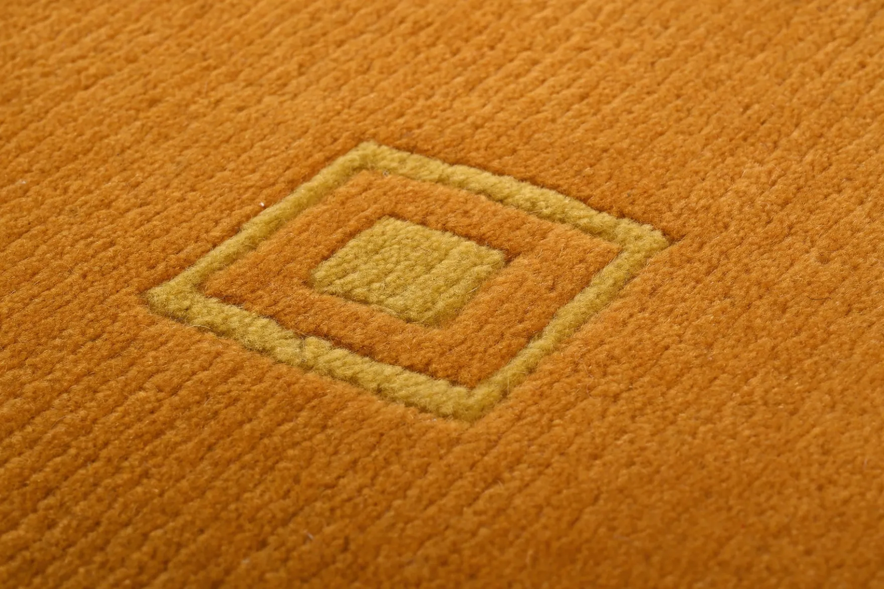 Handgeknüpfter tibeter Teppich in gold gelb mit Retro Bordüre – Neuwertig