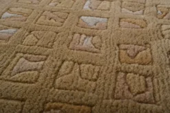 Handgeknüpfter Tibeter Teppich in gold gelb mit Retro Bordüre – Neuwertig