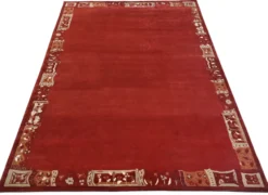 Handgeknüpfter Tibeter Teppich in rot mit Retro Bordüre – Neuwertig