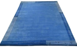 Handgeknüpfter tibetischer Teppich in blau mit Retro Bordüre – Neuwertig