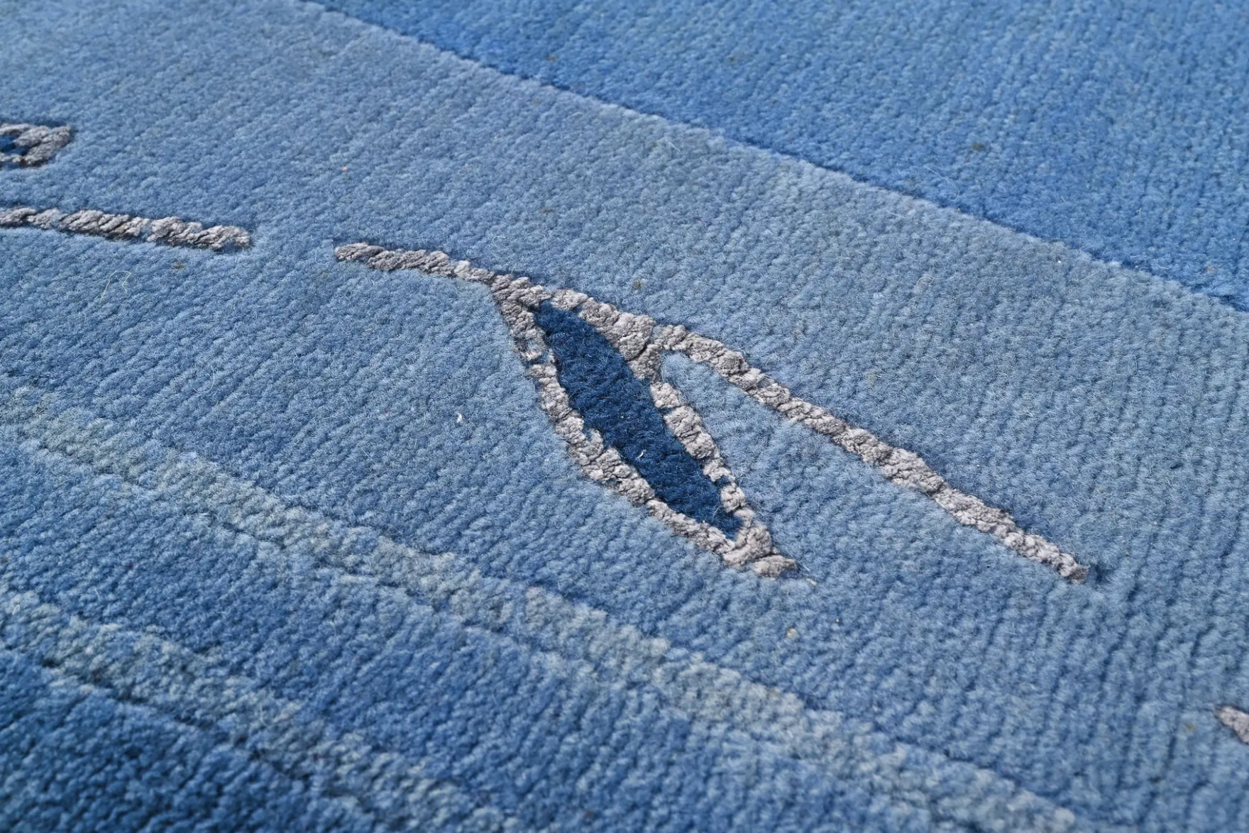 Handgeknüpfter tibetischer Teppich in blau mit Retro Bordüre – Neuwertig