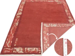 Handgeknüpfter tibetischer Teppich in rot mit Retro Bordüre – Neuwertig