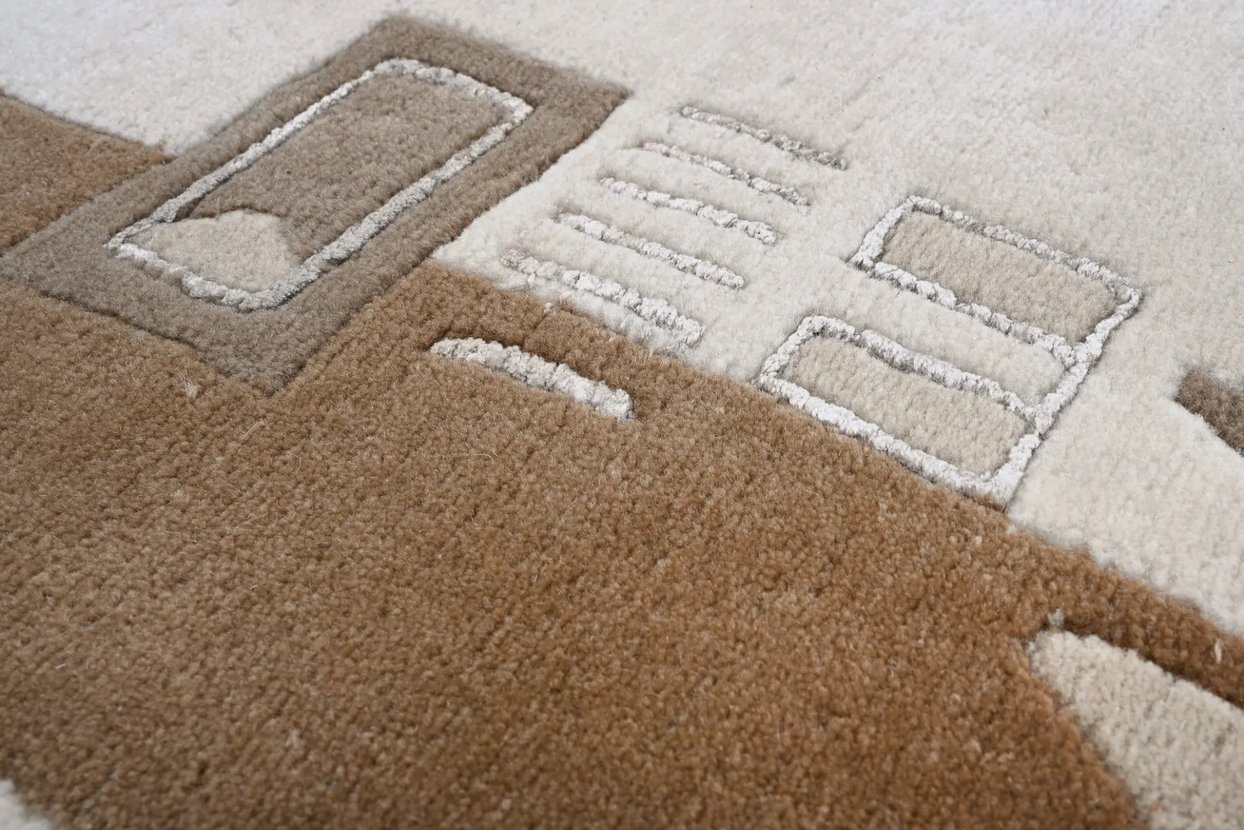 Handgeknüpfter Tibet Teppich in beige mit schmaler Retro Bordüre – Neuwertig