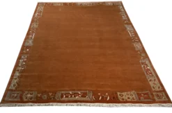 Handgeknüpfter Tibet Teppich in terra braun mit Retro Bordüre – Neuwertig