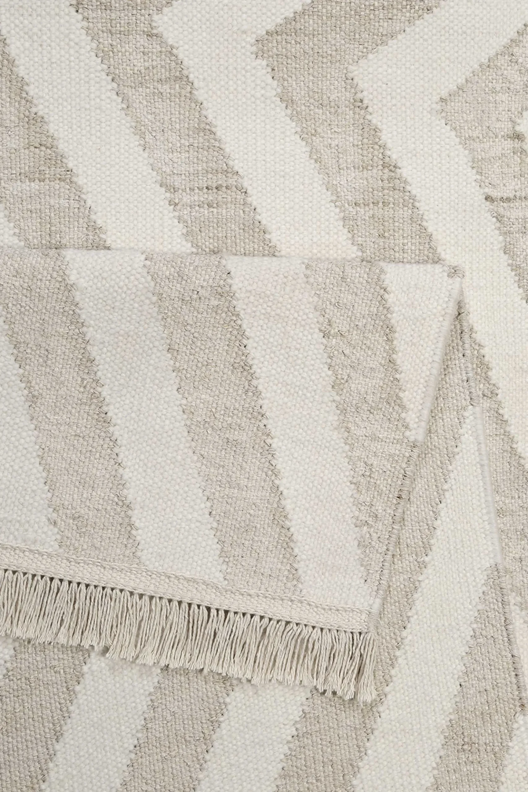 Kelim Teppich Beige aus Naturfasern "Edgy Corners" WECONhome