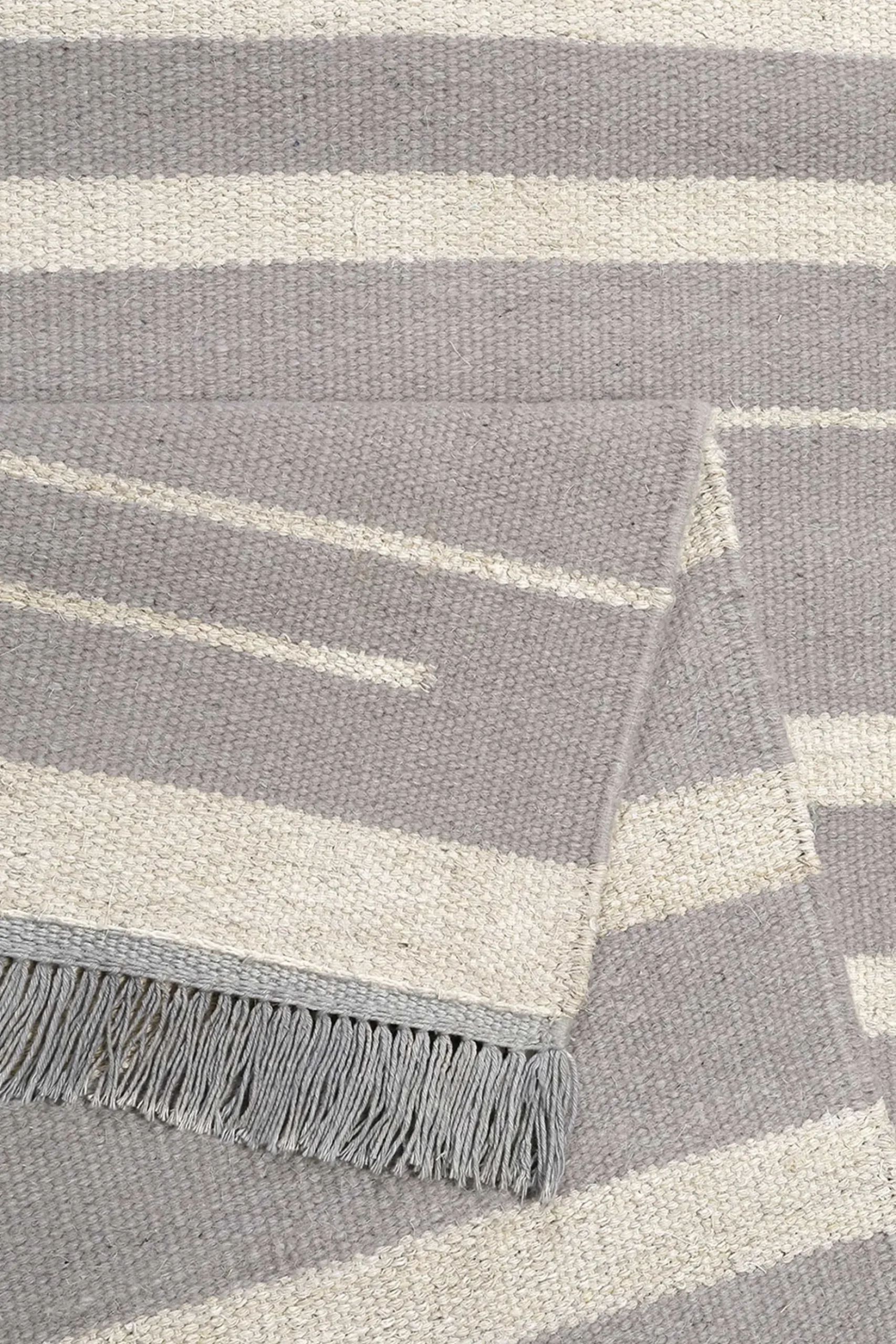 Kelim Teppich Grau Beige aus Naturfasern "Skid Marks" WECONhome