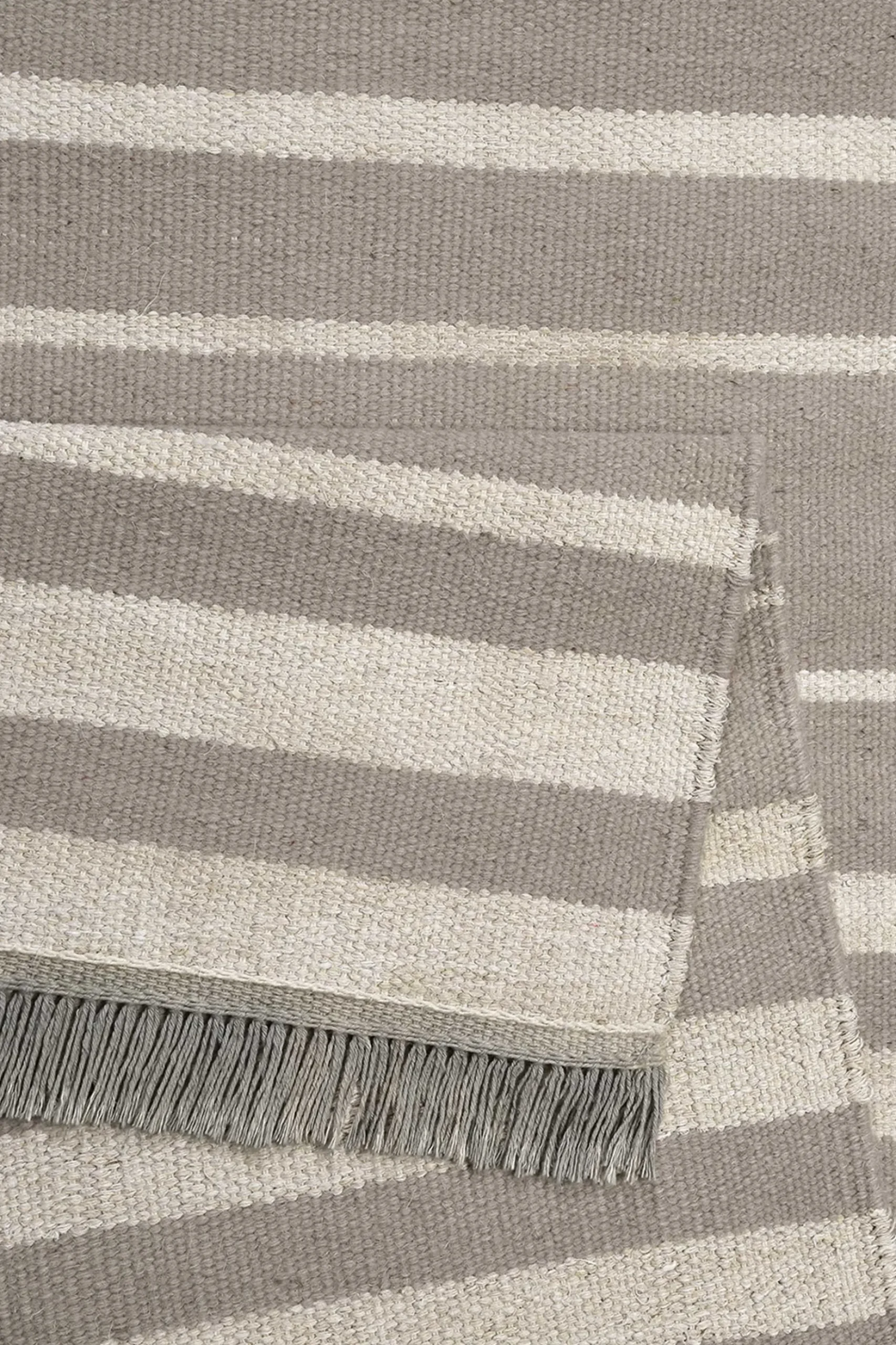 Kelim Teppich Taupe Beige aus Naturfasern "Skid Marks" WECONhome