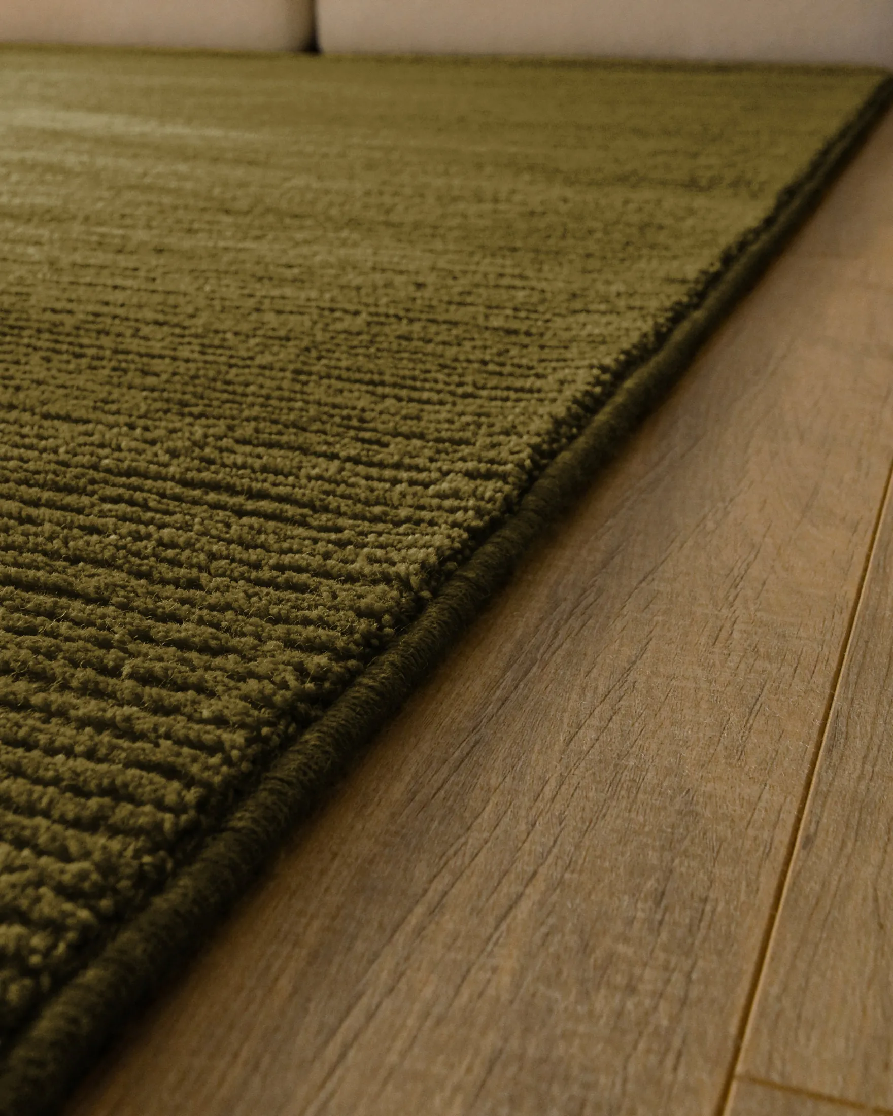 Kurzflor Teppich aus Schurwolle Oliv Grün "Castello ONE" WECONhome