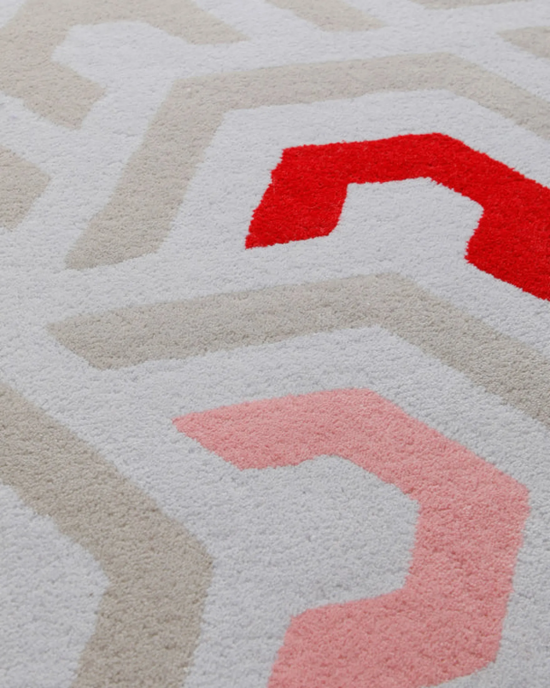 Labyrinth in Sand mit Rot - Hoch-Tief-Handtuft 160 x 230 cm