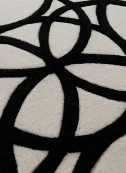 Schwarz auf Weiß - Handtuft mit Kreisornament 160 x 230 cm