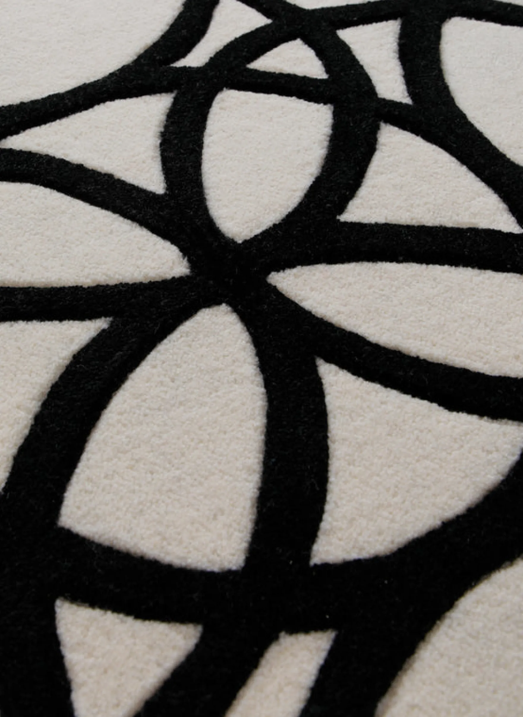 Schwarz auf Weiß - Handtuft mit Kreisornament 160 x 230 cm