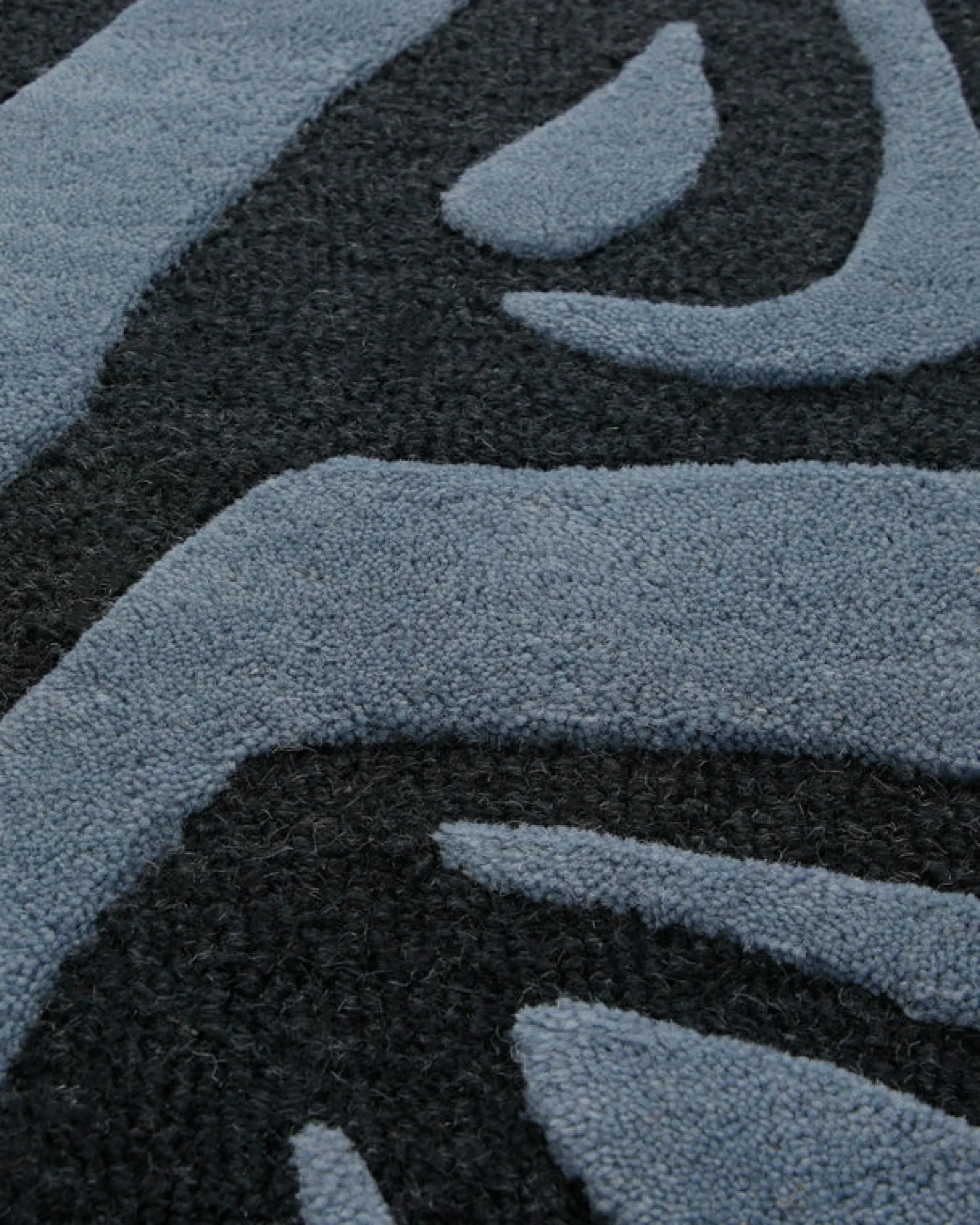 Wilde Linie in Rauchblau - Handtuft Wolle 160 x 230 cm