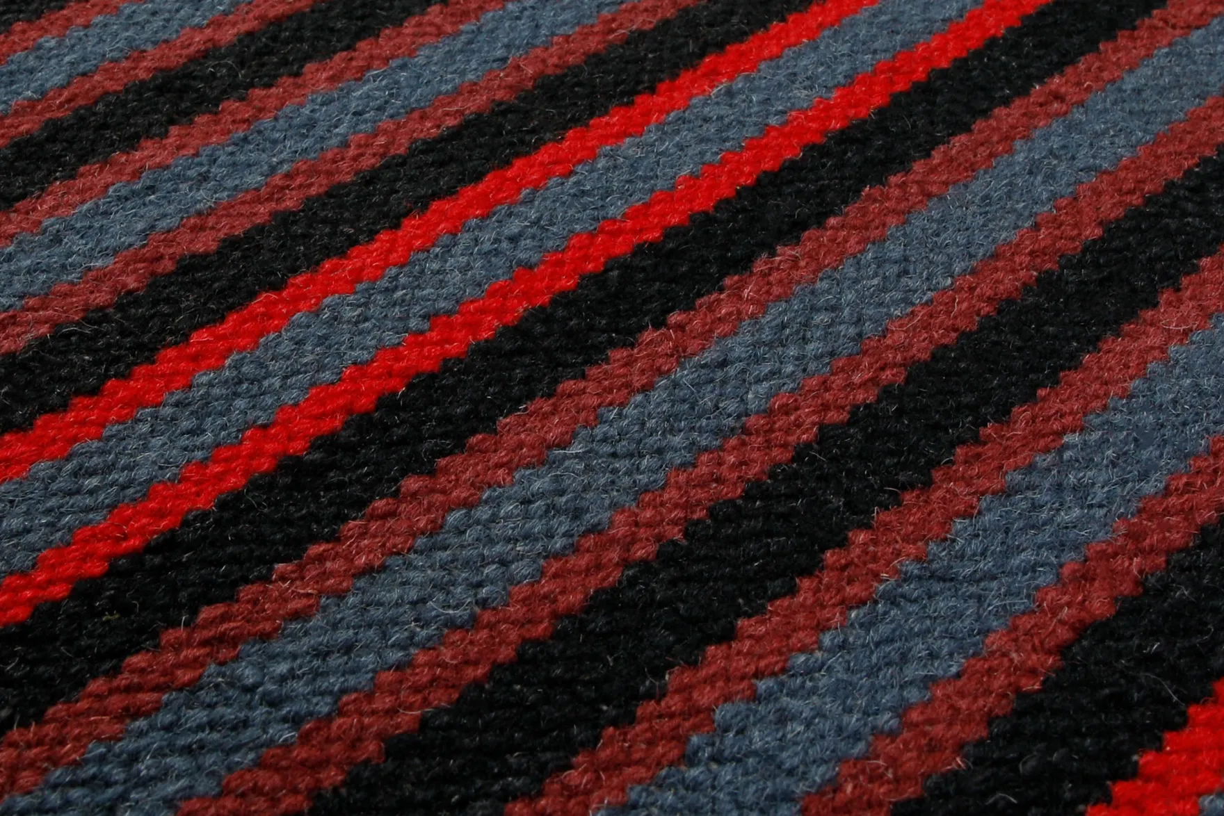 160x230 Teppich Wohnzimmer Marine Stripes – Klassischer Streifenteppich in Rot, Blau und Schwarz