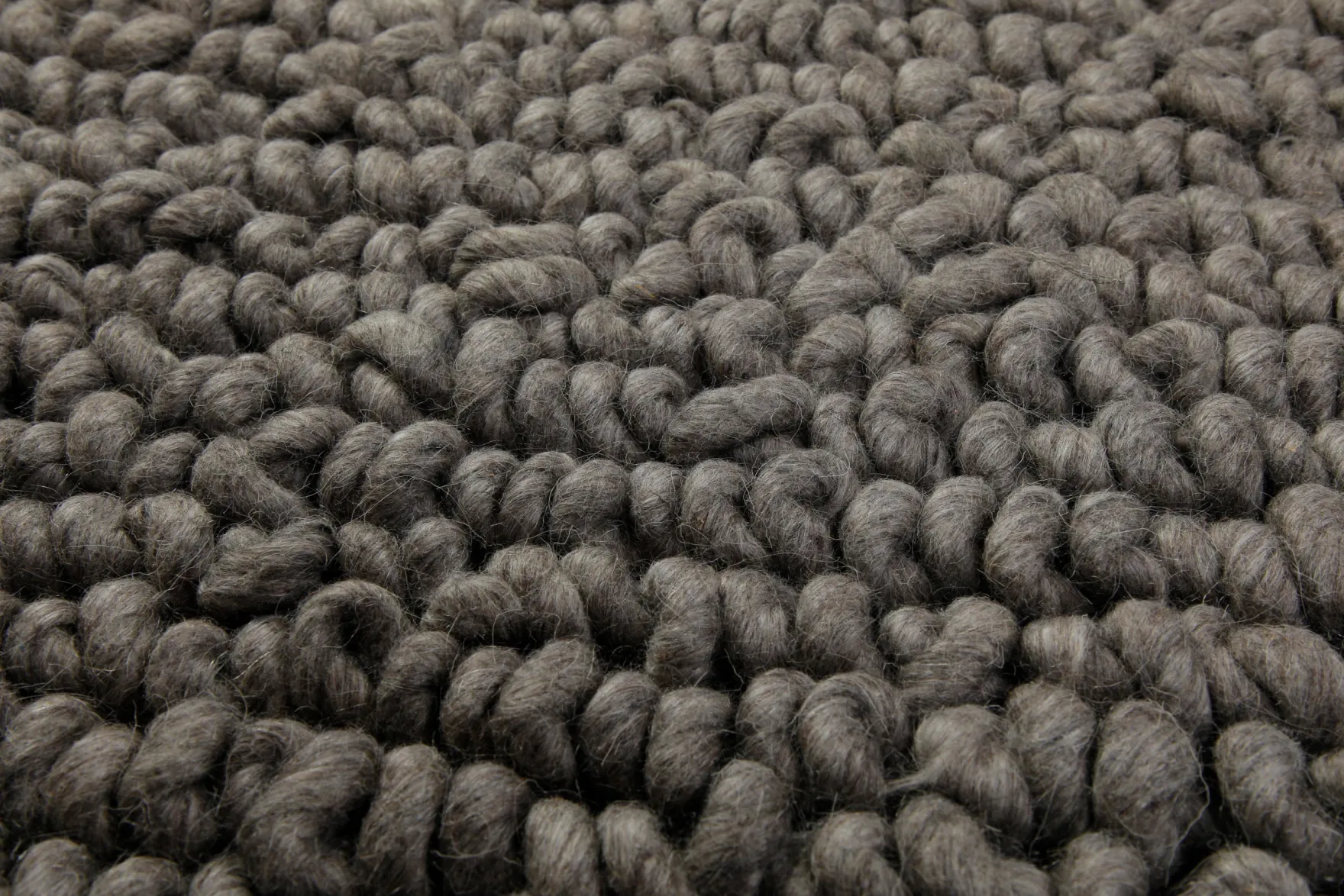 160x230 Teppich Wohnzimmer Oversize-Loops in dunklem Taupe – Schwerer Wollteppich zum Versinken