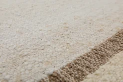 160x230 Teppich Wohnzimmer Stilles Naturweiß – Reduzierter Naturteppich mit Akzentlinie