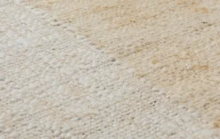 160x230 Teppich WohnzimmerZwei Hälften, ein Ton – Reduzierter Naturteppich in Creme und Sand
