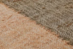 160x230 Teppich Wohnzimmer Zwei Welten, ein Teppich – Naturfaser-Diptychon in Apricot und Erde